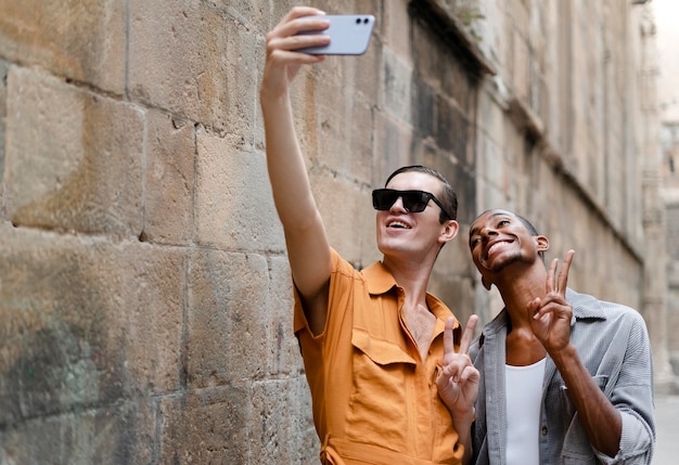 Transgêneros em filmagens médias tirando selfie