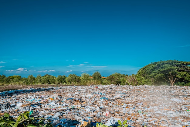 Trash keeper land aterro de lixo ambiental. despejo de lixo na área de floresta suja de terra.