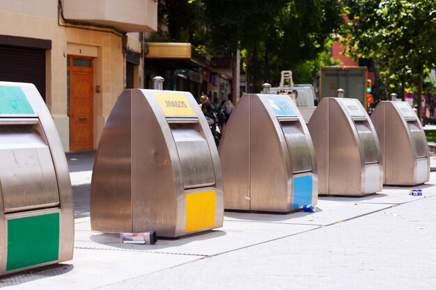 Trashcans na rua da cidade