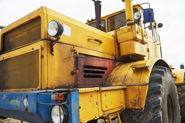 Trator de carregadeira de construção pesada na área de construção.