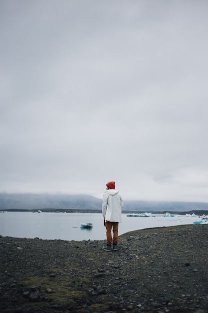 Traveller explora paisagem acidentada da Islândia