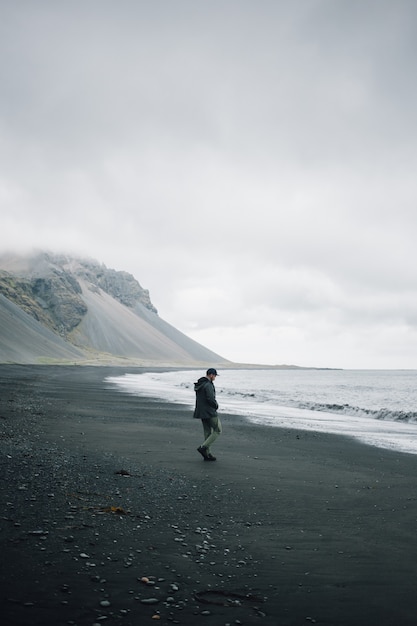 Traveller explora paisagem acidentada da Islândia