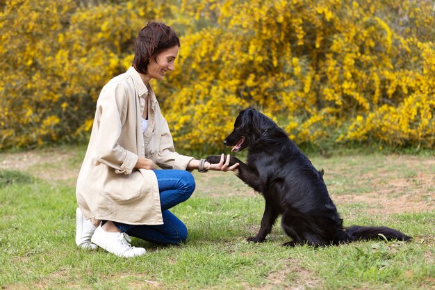 Treinador de cães interagindo com seu animal de estimação