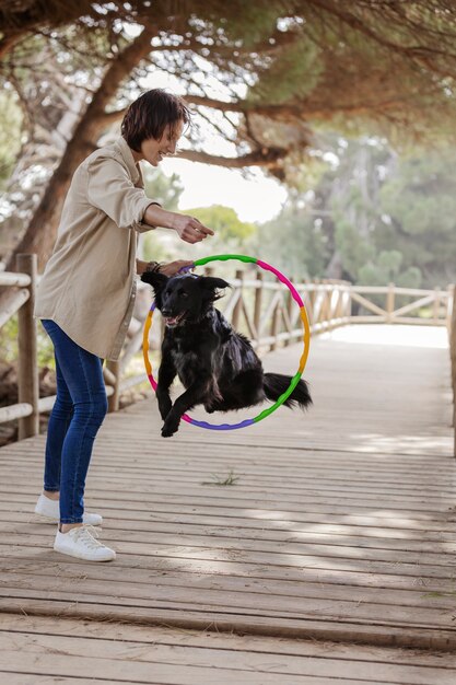 Treinador de cães interagindo com seu animal de estimação