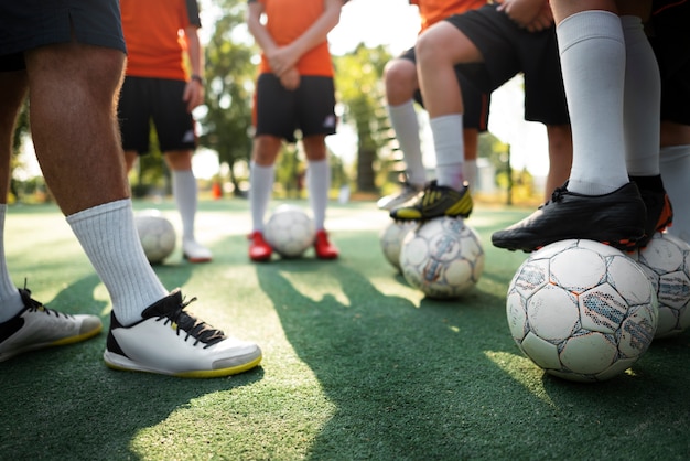 Treinador de futebol ensinando seus alunos