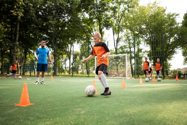 Treinador de futebol ensinando seus alunos