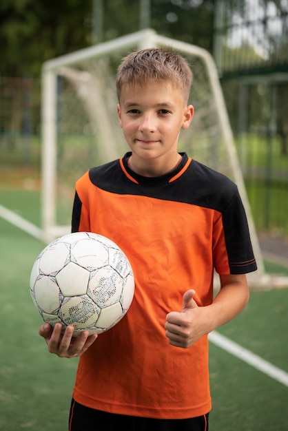 Treinador de futebol ensinando seus alunos