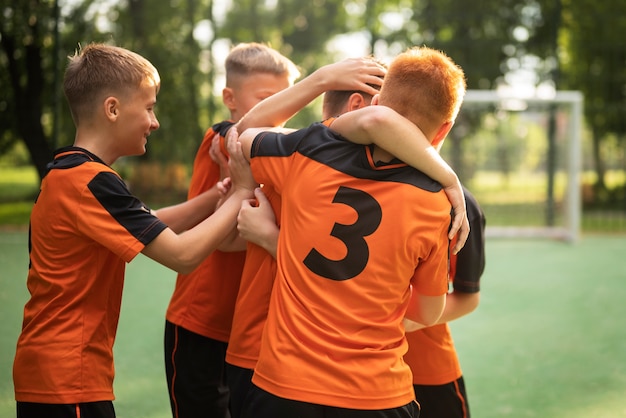 Foto grátis treinador de futebol ensinando seus alunos