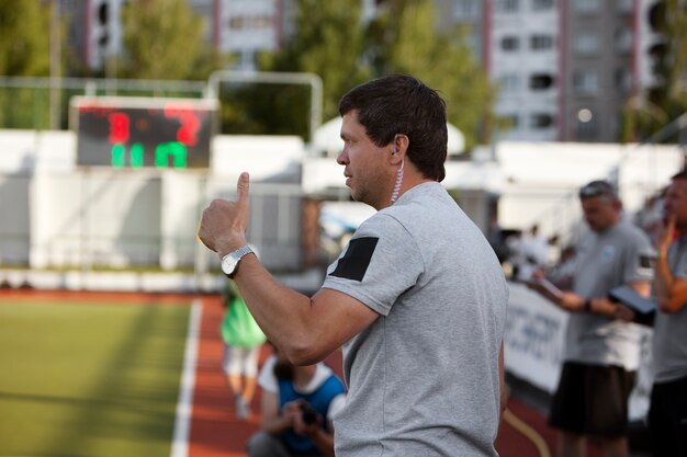 Foto grátis treinador de hóquei em campo masculino na arena