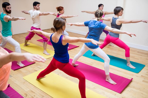 Treinador grupo de pessoas ajudando com exercício de alongamento