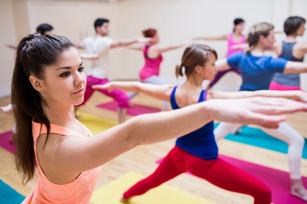 Treinador grupo de pessoas ajudando com exercício de alongamento