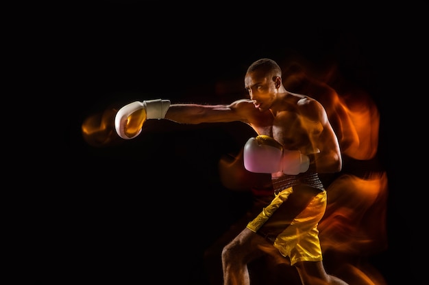 Foto grátis treinamento de boxeador profissional isolado no preto