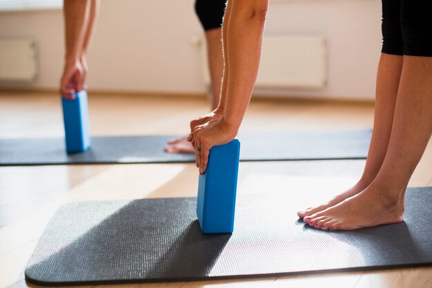 Treinamento de casal com blocos de pilates