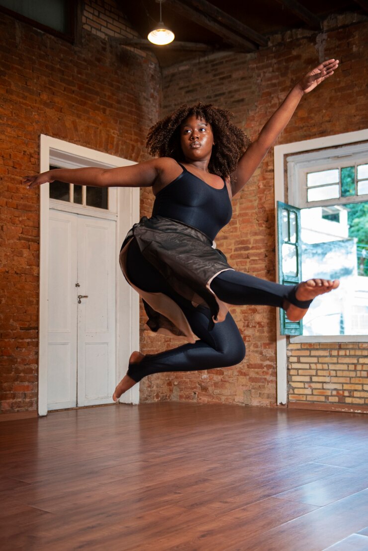 Foto grátis treinamento de dançarino profissional plus size de tiro completo
