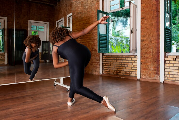 Foto grátis treinamento de dançarino profissional plus size de tiro completo