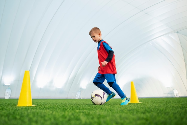 Foto grátis treinamento de futebol infantil de tiro completo