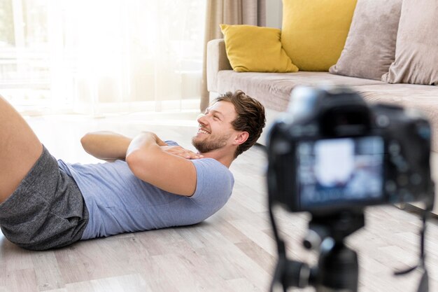 Treinamento de gravação de macho adulto em casa
