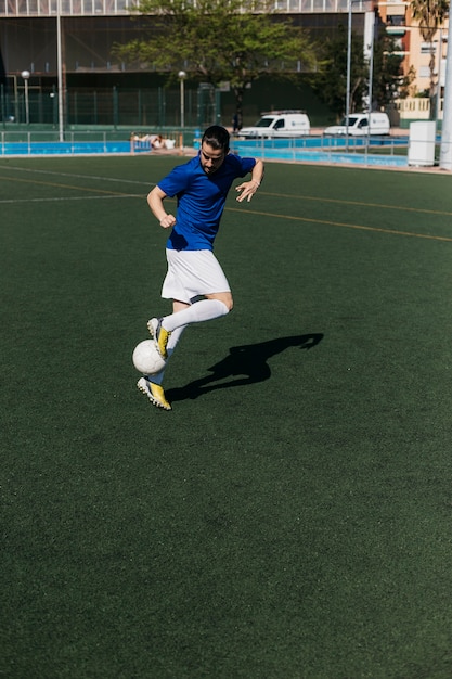 Foto grátis treinamento de jogador de futebol