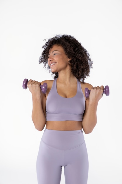 Treinamento de mulher sorridente de tiro médio