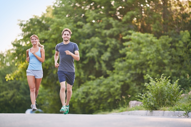 Homem e mulher praticando um esporte, a corrida, mostrando a importância do esporte para prevenir o burnout.