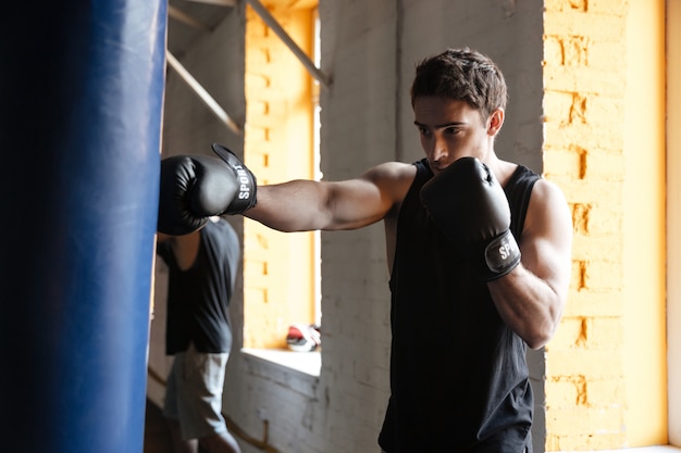 Treinamento forte do pugilista em uma academia