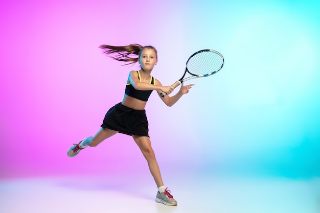 Treinamento. menina do tênis em uma roupa esporte preta isolada em gradiente