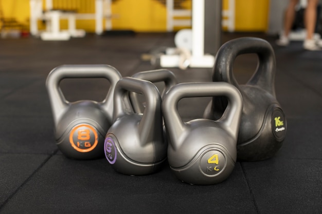 Treinamento no conceito de ginásio com arranjo de kettlebells