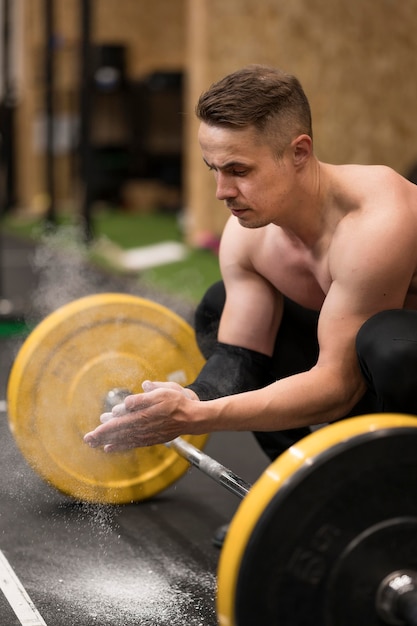 Treino de homem de alto ângulo com levantamento de peso