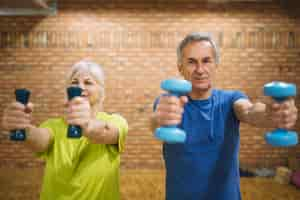 Foto grátis treino de pessoas mais velhas na academia