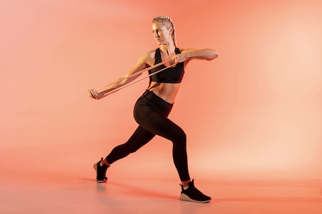 Foto grátis treino feminino de alto ângulo com elástico