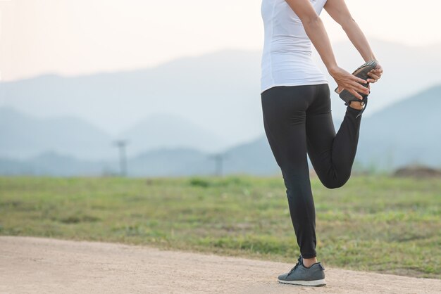 Treino feminino jovem antes da sessão de treinamento de fitness no parque.