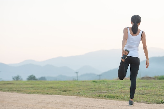 Treino feminino jovem antes da sessão de treinamento de fitness no parque.