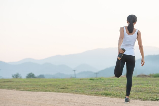 Treino feminino jovem antes da sessão de treinamento de fitness no parque.