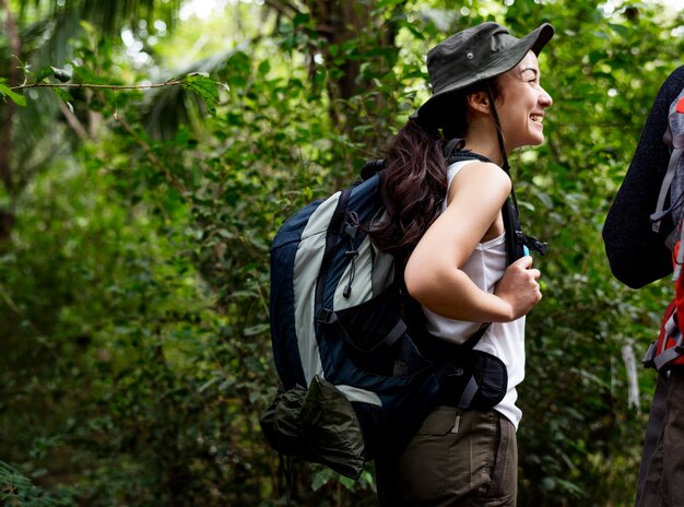 Trekking em uma floresta