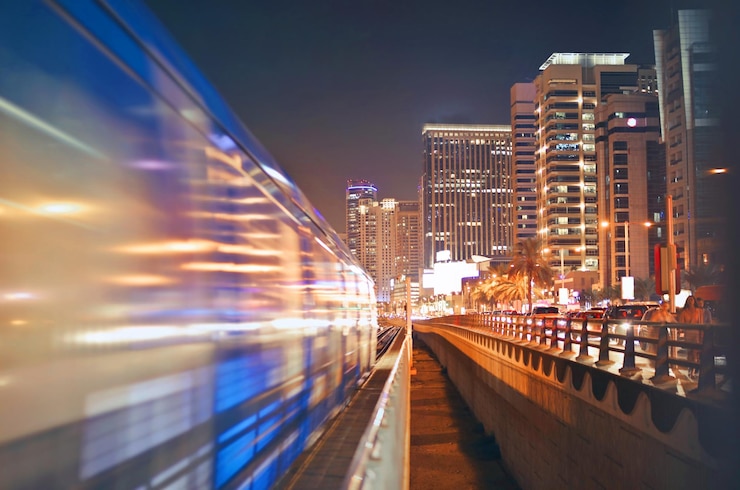 Foto grátis trem à noite em dubai