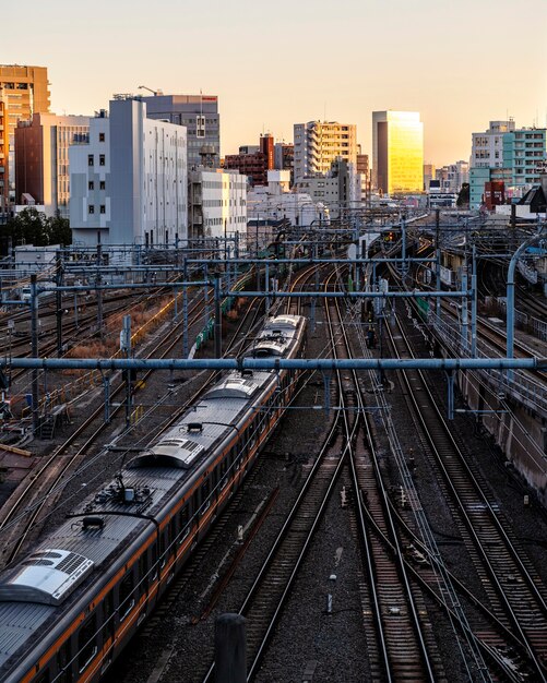 Trem do Japão com paisagem urbana