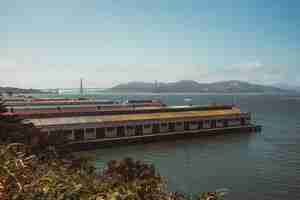 Foto grátis trem marrom e branco na ponte ferroviária sobre a água durante o dia