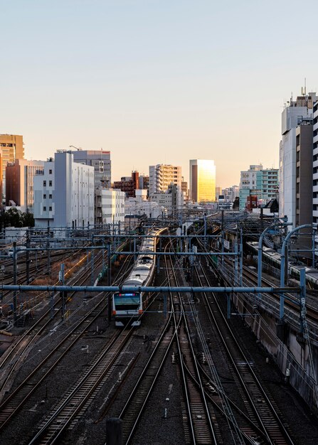 Trem moderno de paisagem urbana do Japão