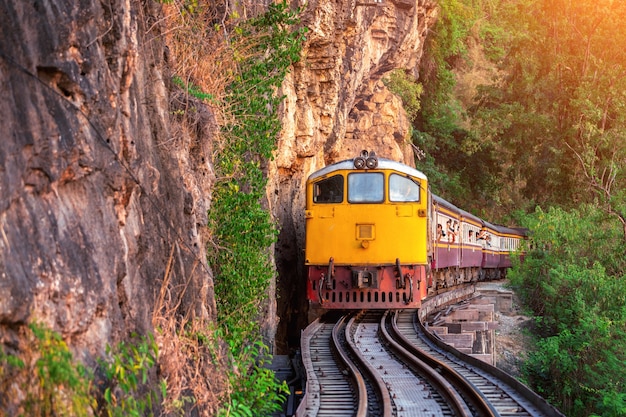 Foto grátis trem retro tailandês em kanchanaburi, tailândia.