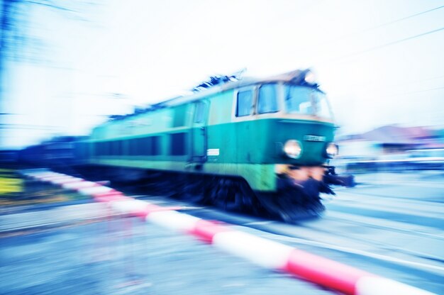 Trem velho em movimento