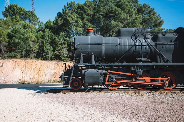 Trem vintage no dia ensolarado