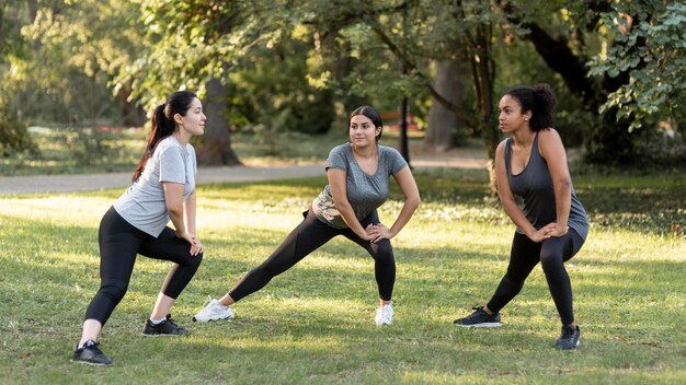 Três amigas treinando no parque