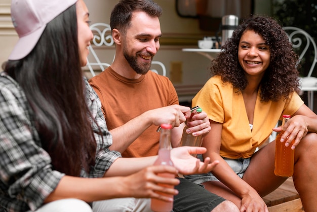 Três amigos felizes conversando e sentados