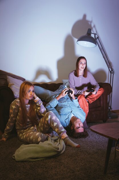 Três amigos jogando no console