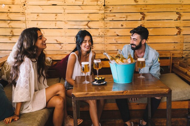 Três amigos no bar