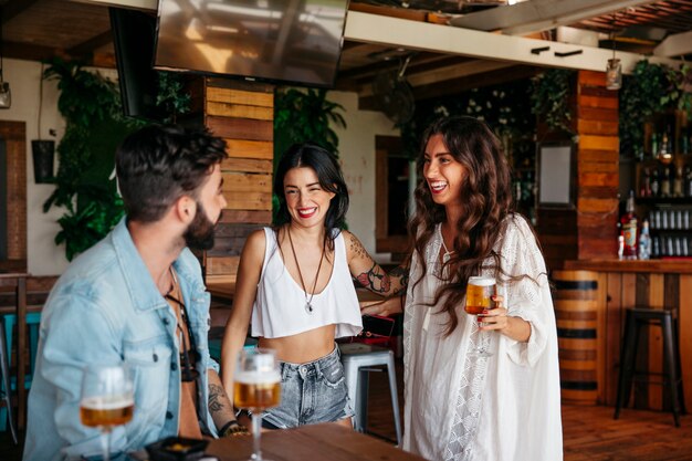 Foto grátis três amigos no bar