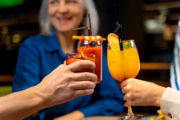 Três amigos seniores bebendo em um restaurante