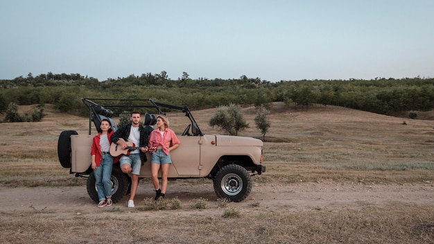 Três amigos viajando de carro com espaço de cópia