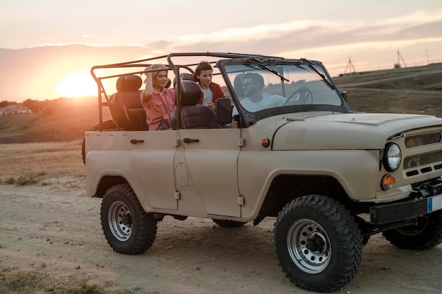 Três amigos viajando juntos de carro