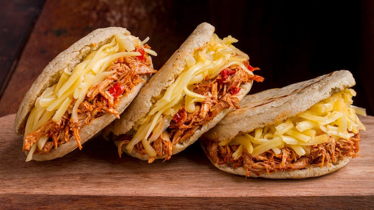 Foto grátis três arepas com recheio delicioso